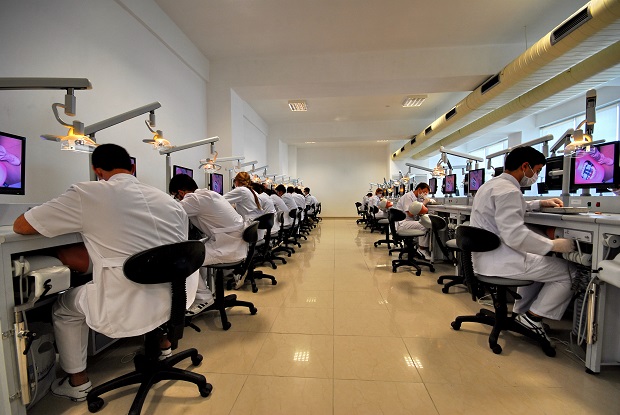 Yakın Doğu Üniversitesi, Kıbrıs’ın İlk ve Tek Diş Hekimliği Fakültesi Olmasının Sorumluluğu İle 5.Dönem Mezunlarını Verecek Olmanın Onurunu Yaşıyor