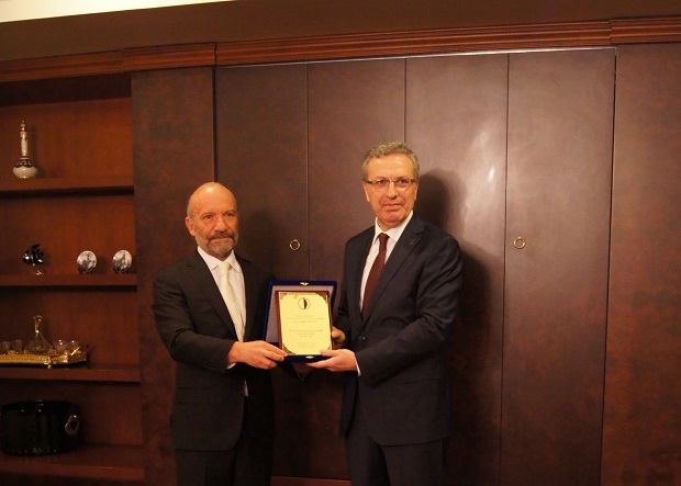 Türkiye İş Bankası Genel Müdürü Adnan Bali’ye Altın Onur Plaketi