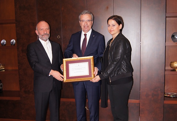 Türkiye İş Bankası Genel Müdürü Adnan Bali’ye Altın Onur Plaketi