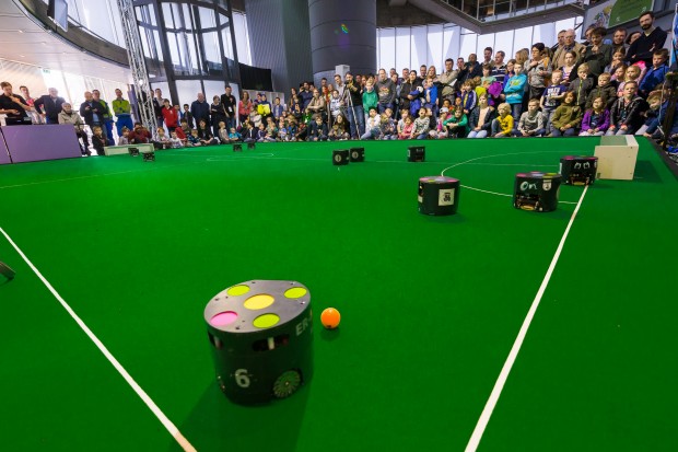 Yakın Doğu Üniversitesi Robotik Futbol Takımı NEUIslanders Avrupa 3.sü