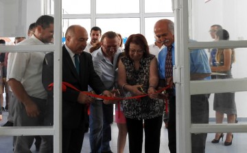 akın Doğu Üniversitesi (Near East University) Güzel Sanatlar ve Tasarım Fakültesi, yedinci mezuniyet sergisi 2015-2016 Akademik yılı mezunlarının çalışmaları ile açıldı. Yakın Doğu Üniversitesi, Lefkoşa ( Near East University, Nicosia ) Basın ve Halkla İlişkiler Müdürlüğü’nden yapılan açıklamaya göre; sergi açılışı Güzel Sanatlar ve Tasarım Fakültesi Dekan vekili Prof.Dr. Uğurcan Akyüz ve onur konuğu olarak davet edilen İnci Kansu’nun yanı sıra fakülte hocaları, mezun öğrenciler ve öğrencilerin aileleri ile konukların katılımıyla fakültenin yeniden düzenlenen sergi salonunda gerçekleştirildi. Yedinci mezuniyet sergisi, fakülte sergi salonunda açılan ilk mezuniyet sergisi oldu. Sergi açılışında konuşan Dekan vekili Prof.Dr. Uğurcan Akyüz; özet olarak şunları söyledi: “Yedi yıl boyunca mezuniyet sergilerimizi farklı salonlarda açtık. Bu yıl artık kendi mekanımızdayız. Sergilenirken daha da güzel görünen çalışmalarınızın hepsi birbirinden başarılı. Sizlere emek veren hocalarınıza ve elbette ailelerinize teşekkür ederim. Birazdan diplomalarınızı da alacaksınız. Ümit ederim yaşamınız beklediğiniz, halay ettiğiniz gibi olur. Yolunuz açık olsun!” KKTC’nin sanat duayenlerinden ve en deneyimli resim öğretmenlerinden İnci Kansu’da yaptığı konuşmada kısaca: “Sevgili gençler; başarılı çalışmalarınız ve sergi nedeniyle sizleri tebrik ediyorum. Çok güzel işler çıkarmışsınız. Hocalarınızın ve ailelerinizin emeği büyük. Öğrenmeyi, üretmeyi ve çalışmayı bırakmayınız. Güzel bir sergi mekanınız olmuş. Şanslı olduğunuzu düşünüyorum. Yolunuz aydınlık, istikbaliniz parlak, serginiz ve mezuniyetiniz hayırlı olsun” dedi! Plastik Sanatlar ve Grafik Tasarım bölümlerinden aynı gün diplomalarını alıp mezun olan öğrencilerin; resim, heykel, seramik, illüstrasyon, stopmotion, baskı resim, animasyon ve fotografik, grafik gibi değişik teknik ve farklı uygulamalarla sonlandırdıkları ve bir katalog ile taçlandırılmış çalışmaları; yedi yıldır olduğu gibi bu yıl da, sanat ve tasarım alanında emsallerine örneklik etme özelliği ile sanat severlerin beğenisine sunuldu. Eylül ayı başına kadar açık kalacak sergiyi, tüm sanatseverler ve meraklılar mesai saatleri içinde izleyebilirler.
