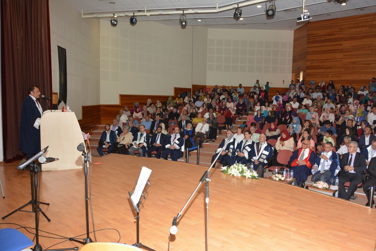 Yakın Doğu Üniversitesi İlahiyat Fakültesi Mezuniyet Töreni Yoğun Katılım ile Gerçekleştirildi