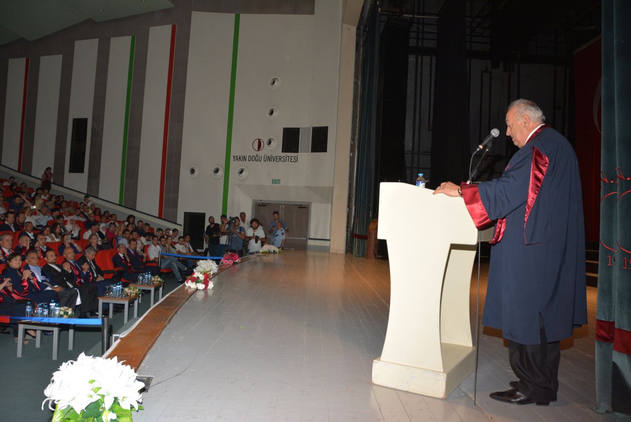YDÜ Diş Hekimliği Mezunları Hekimlik Yemini Ederek Diplomalarını Aldı