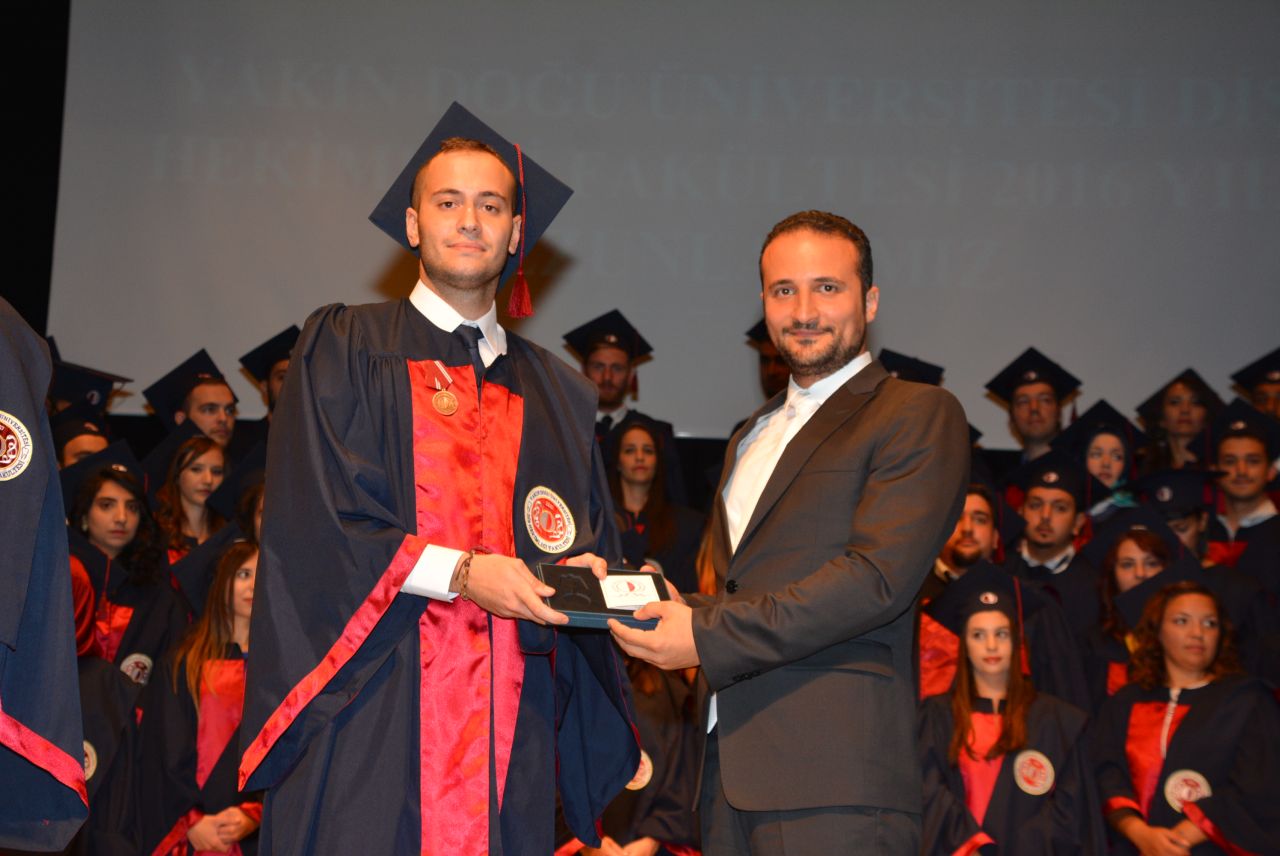 YDÜ Diş Hekimliği Mezunları Hekimlik Yemini Ederek Diplomalarını Aldı