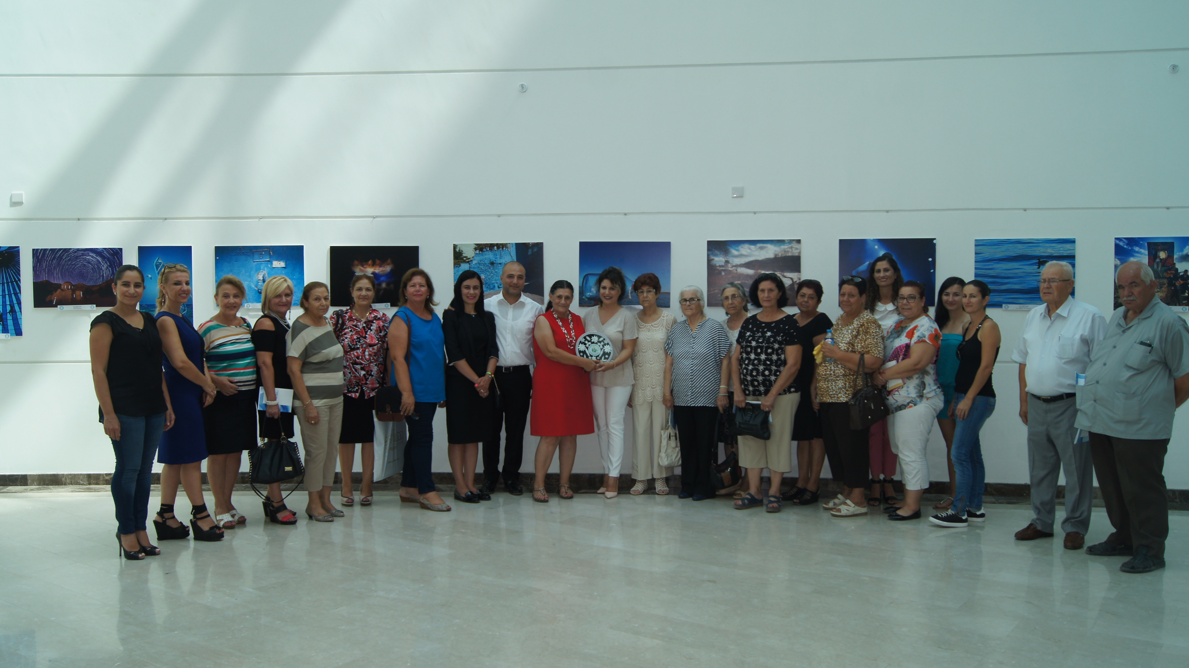 Kanser Hastalarına Yardım Derneği Başkanı ve 25 Kişilik Yönetim Kurulu Girne Üniversitesi Vakfı’nın Düzenlediği Mavi Temalı Fotoğraf Sergisi’ni YDÜ Hastanesi’nde Gezdi