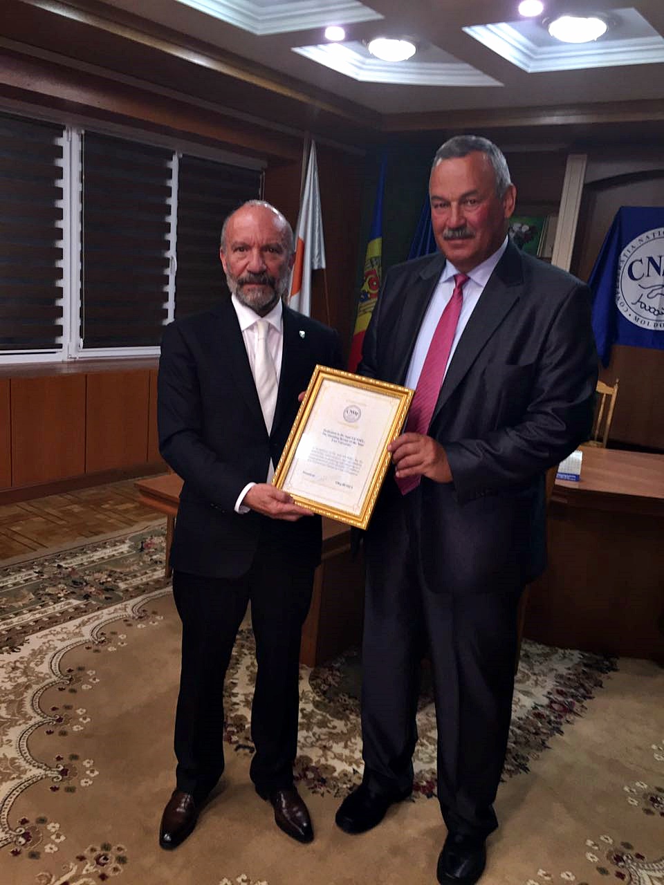 Moldava Cumhuriyeti Sendikalar Konfederasyonu Başkanı Oleg NUDZA, Dr. GÜNSEL'e Onur Belgesi Takdim Etti