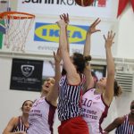 Yakın Doğu Üniversitesi Kadın Basketbol Takımı mücadele ettiği Türkiye Kadınlar Basketbol Ligi’nin 17. haftasına evinde ağırladığı MBK Doğuş Hastanesi’ni 70-34 devirerek, baştan sona üstün oynadığı maça damgasını vurdu.Yakın Doğu Üniversitesi 17. hafta sonunda 14. galibiyetini aldı. Yakın Doğu Üniversitesi Basın ve Halkla İlişkiler Müdürlüğü’nden yapılan açıklamaya göre, İstanbul Caferağa Spor Salonu’nda oynanan maçta, yüzde yüz performans sergileyen Yakın Doğu Üniversitesi, rakibi ile farkı uçurum haline getirdiği maçta periyotları27-4, 46-10, 59-19 ve 70-34’lük skorlarla farklı tamamladı. Karşılaşmaya etkili başlayan Yakın Doğu Üniversitesi, 10-4’lük seri yakaladığı maçta, 17-0'lık seri ile devam etti ve son beş dakikada hiç sayı yemeyerek,ribauntlarda 19-7 üstünlük sağladığı ilk periyodu 27-4 gibi farklı bir skorla önde bitirdi. Bu periyottaMBK Doğuş Hastanesi’nde MichellseSnow dışında sayı atan olmadı. İkinci çeyrekte skor bulmaya devam eden ev sahibi ekip, rakibinin pota altını kullanmasına izin vermeyerek soyunma odasına 36 sayı farkla 46-10 önde gitti. . Karşılaşmanın ikinci yarısında rotasyona giden Yakın Doğu Üniversitesi, 59-19’luk skorla final periyoduna girdi. Son periyotta da üstün oyununu devam ettiren Yakın doğu Melekleri parkeden 70-34 galip ayrıldı. Öne Çıkanlar… Yakın Doğu Üniversitesi’nde: Bahar Çağlar 16 sayı, 9 ribaunt, 5 asist, Kayla McBride 14 sayı, 4 asist, Olcay Çakır 12 sayı, 7 ribaunt, 2 asist, AngelicaRobinson 10 sayı, 2 ribaunt, QuanitraHollingsvorth 6 sayı,1 ribaunt, Elin Eldebrink 5 sayı 1 ribaunt kaydetti. MBK Doğuş Hastanesinde: DeAndre Moss 14 sayı, 8 ribaund, 3 asist, Ferda Yıldız 8 sayı ile oynadı.