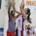 Yakın Doğu Üniversitesi Kadın Basketbol Takımı mücadele ettiği Türkiye Kadınlar Basketbol Ligi’nin 17. haftasına evinde ağırladığı MBK Doğuş Hastanesi’ni 70-34 devirerek, baştan sona üstün oynadığı maça damgasını vurdu.Yakın Doğu Üniversitesi 17. hafta sonunda 14. galibiyetini aldı. Yakın Doğu Üniversitesi Basın ve Halkla İlişkiler Müdürlüğü’nden yapılan açıklamaya göre, İstanbul Caferağa Spor Salonu’nda oynanan maçta, yüzde yüz performans sergileyen Yakın Doğu Üniversitesi, rakibi ile farkı uçurum haline getirdiği maçta periyotları27-4, 46-10, 59-19 ve 70-34’lük skorlarla farklı tamamladı. Karşılaşmaya etkili başlayan Yakın Doğu Üniversitesi, 10-4’lük seri yakaladığı maçta, 17-0'lık seri ile devam etti ve son beş dakikada hiç sayı yemeyerek,ribauntlarda 19-7 üstünlük sağladığı ilk periyodu 27-4 gibi farklı bir skorla önde bitirdi. Bu periyottaMBK Doğuş Hastanesi’nde MichellseSnow dışında sayı atan olmadı. İkinci çeyrekte skor bulmaya devam eden ev sahibi ekip, rakibinin pota altını kullanmasına izin vermeyerek soyunma odasına 36 sayı farkla 46-10 önde gitti. . Karşılaşmanın ikinci yarısında rotasyona giden Yakın Doğu Üniversitesi, 59-19’luk skorla final periyoduna girdi. Son periyotta da üstün oyununu devam ettiren Yakın doğu Melekleri parkeden 70-34 galip ayrıldı. Öne Çıkanlar… Yakın Doğu Üniversitesi’nde: Bahar Çağlar 16 sayı, 9 ribaunt, 5 asist, Kayla McBride 14 sayı, 4 asist, Olcay Çakır 12 sayı, 7 ribaunt, 2 asist, AngelicaRobinson 10 sayı, 2 ribaunt, QuanitraHollingsvorth 6 sayı,1 ribaunt, Elin Eldebrink 5 sayı 1 ribaunt kaydetti. MBK Doğuş Hastanesinde: DeAndre Moss 14 sayı, 8 ribaund, 3 asist, Ferda Yıldız 8 sayı ile oynadı.