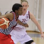 Yakın Doğu Üniversitesi Kadın Basketbol Takımı mücadele ettiği Türkiye Kadınlar Basketbol Ligi’nin 17. haftasına evinde ağırladığı MBK Doğuş Hastanesi’ni 70-34 devirerek, baştan sona üstün oynadığı maça damgasını vurdu.Yakın Doğu Üniversitesi 17. hafta sonunda 14. galibiyetini aldı. Yakın Doğu Üniversitesi Basın ve Halkla İlişkiler Müdürlüğü’nden yapılan açıklamaya göre, İstanbul Caferağa Spor Salonu’nda oynanan maçta, yüzde yüz performans sergileyen Yakın Doğu Üniversitesi, rakibi ile farkı uçurum haline getirdiği maçta periyotları27-4, 46-10, 59-19 ve 70-34’lük skorlarla farklı tamamladı. Karşılaşmaya etkili başlayan Yakın Doğu Üniversitesi, 10-4’lük seri yakaladığı maçta, 17-0'lık seri ile devam etti ve son beş dakikada hiç sayı yemeyerek,ribauntlarda 19-7 üstünlük sağladığı ilk periyodu 27-4 gibi farklı bir skorla önde bitirdi. Bu periyottaMBK Doğuş Hastanesi’nde MichellseSnow dışında sayı atan olmadı. İkinci çeyrekte skor bulmaya devam eden ev sahibi ekip, rakibinin pota altını kullanmasına izin vermeyerek soyunma odasına 36 sayı farkla 46-10 önde gitti. . Karşılaşmanın ikinci yarısında rotasyona giden Yakın Doğu Üniversitesi, 59-19’luk skorla final periyoduna girdi. Son periyotta da üstün oyununu devam ettiren Yakın doğu Melekleri parkeden 70-34 galip ayrıldı. Öne Çıkanlar… Yakın Doğu Üniversitesi’nde: Bahar Çağlar 16 sayı, 9 ribaunt, 5 asist, Kayla McBride 14 sayı, 4 asist, Olcay Çakır 12 sayı, 7 ribaunt, 2 asist, AngelicaRobinson 10 sayı, 2 ribaunt, QuanitraHollingsvorth 6 sayı,1 ribaunt, Elin Eldebrink 5 sayı 1 ribaunt kaydetti. MBK Doğuş Hastanesinde: DeAndre Moss 14 sayı, 8 ribaund, 3 asist, Ferda Yıldız 8 sayı ile oynadı.