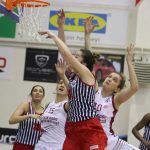 Yakın Doğu Üniversitesi Kadın Basketbol Takımı mücadele ettiği Türkiye Kadınlar Basketbol Ligi’nin 17. haftasına evinde ağırladığı MBK Doğuş Hastanesi’ni 70-34 devirerek, baştan sona üstün oynadığı maça damgasını vurdu.Yakın Doğu Üniversitesi 17. hafta sonunda 14. galibiyetini aldı. Yakın Doğu Üniversitesi Basın ve Halkla İlişkiler Müdürlüğü’nden yapılan açıklamaya göre, İstanbul Caferağa Spor Salonu’nda oynanan maçta, yüzde yüz performans sergileyen Yakın Doğu Üniversitesi, rakibi ile farkı uçurum haline getirdiği maçta periyotları27-4, 46-10, 59-19 ve 70-34’lük skorlarla farklı tamamladı. Karşılaşmaya etkili başlayan Yakın Doğu Üniversitesi, 10-4’lük seri yakaladığı maçta, 17-0'lık seri ile devam etti ve son beş dakikada hiç sayı yemeyerek,ribauntlarda 19-7 üstünlük sağladığı ilk periyodu 27-4 gibi farklı bir skorla önde bitirdi. Bu periyottaMBK Doğuş Hastanesi’nde MichellseSnow dışında sayı atan olmadı. İkinci çeyrekte skor bulmaya devam eden ev sahibi ekip, rakibinin pota altını kullanmasına izin vermeyerek soyunma odasına 36 sayı farkla 46-10 önde gitti. . Karşılaşmanın ikinci yarısında rotasyona giden Yakın Doğu Üniversitesi, 59-19’luk skorla final periyoduna girdi. Son periyotta da üstün oyununu devam ettiren Yakın doğu Melekleri parkeden 70-34 galip ayrıldı. Öne Çıkanlar… Yakın Doğu Üniversitesi’nde: Bahar Çağlar 16 sayı, 9 ribaunt, 5 asist, Kayla McBride 14 sayı, 4 asist, Olcay Çakır 12 sayı, 7 ribaunt, 2 asist, AngelicaRobinson 10 sayı, 2 ribaunt, QuanitraHollingsvorth 6 sayı,1 ribaunt, Elin Eldebrink 5 sayı 1 ribaunt kaydetti. MBK Doğuş Hastanesinde: DeAndre Moss 14 sayı, 8 ribaund, 3 asist, Ferda Yıldız 8 sayı ile oynadı.