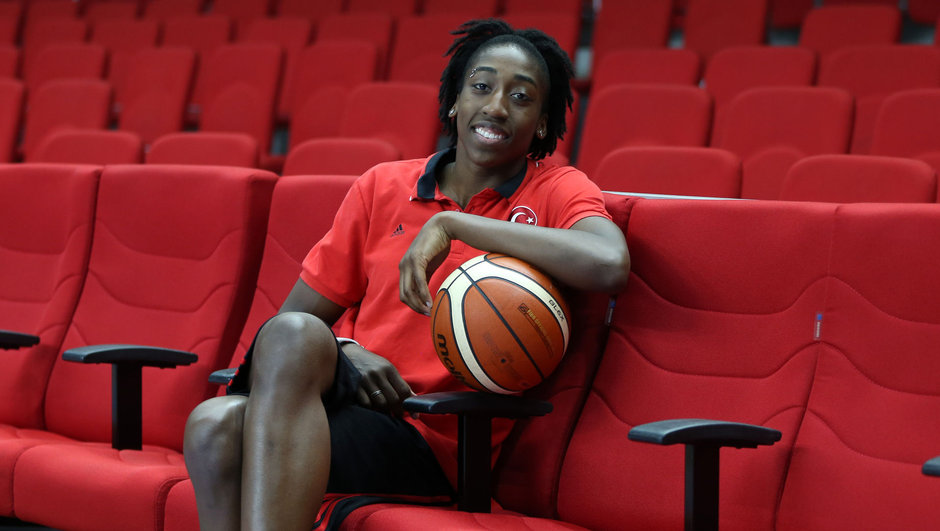 Yakın Doğu Üniversitesinin Milli Oyuncusu Quanitra HOLLİNGSVORTH; “Yakın Doğu Üniversitesi ile Basketbol Kariyerimi Yükseltim…”