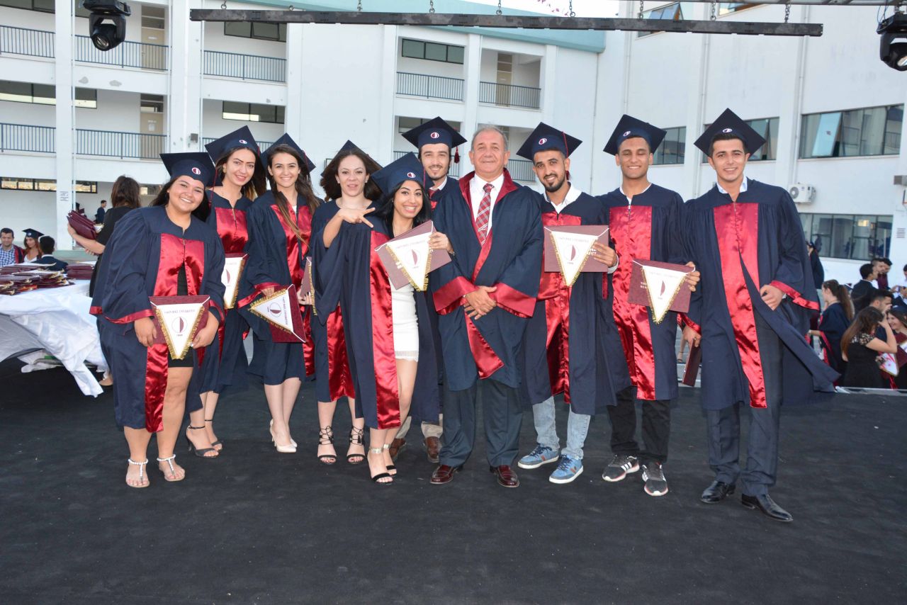 Yakın Doğu Üniversitesi Sağlık Hizmetleri Meslek Yüksekokulu Mezun Öğrencileri Diplomalarını Törenle Aldı