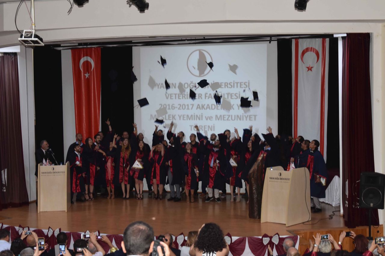 Yakın Doğu Üniversitesi Veteriner Hekimleri Düzenlenen Törenle Diplomalarını Aldı