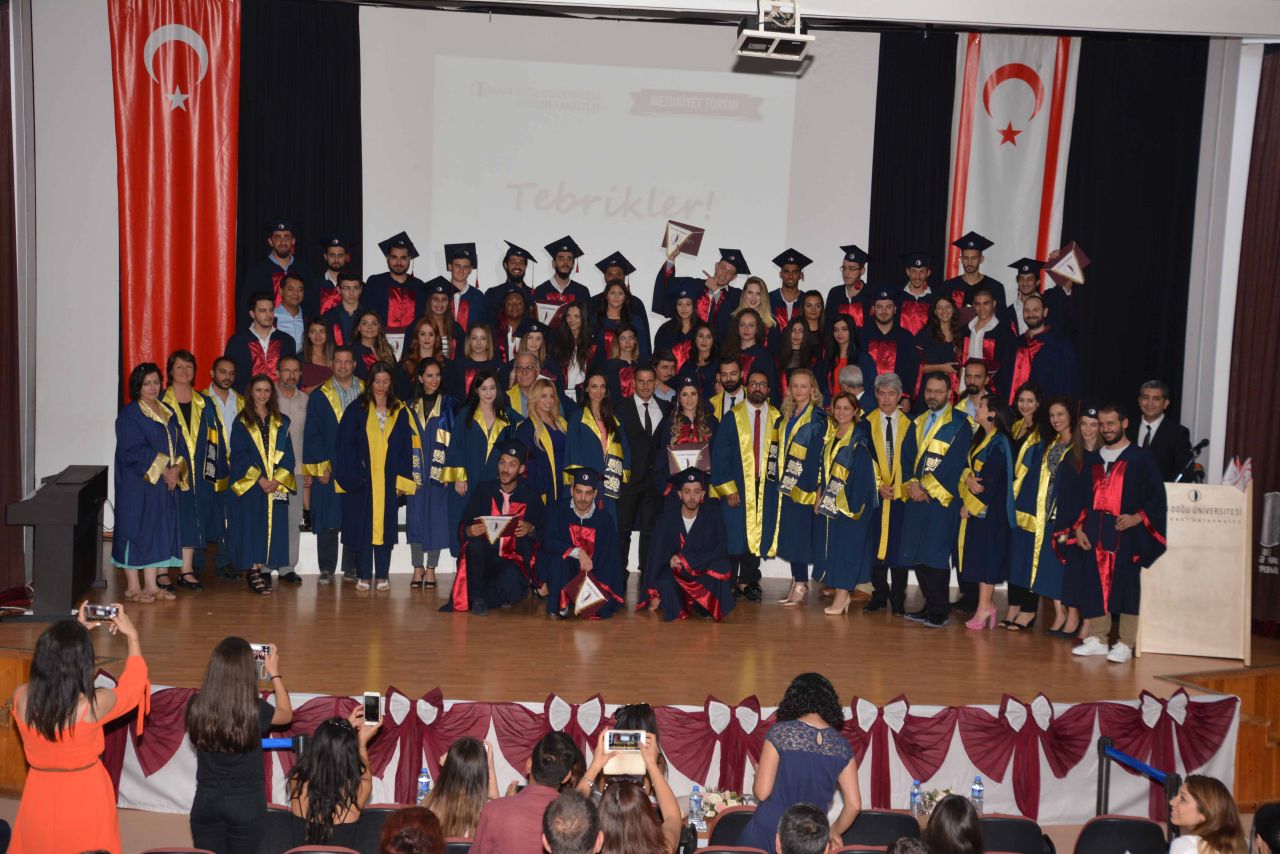 Yakın Doğu Üniversitesi İletişim Fakültesi Mezunları Diplomalarını ...