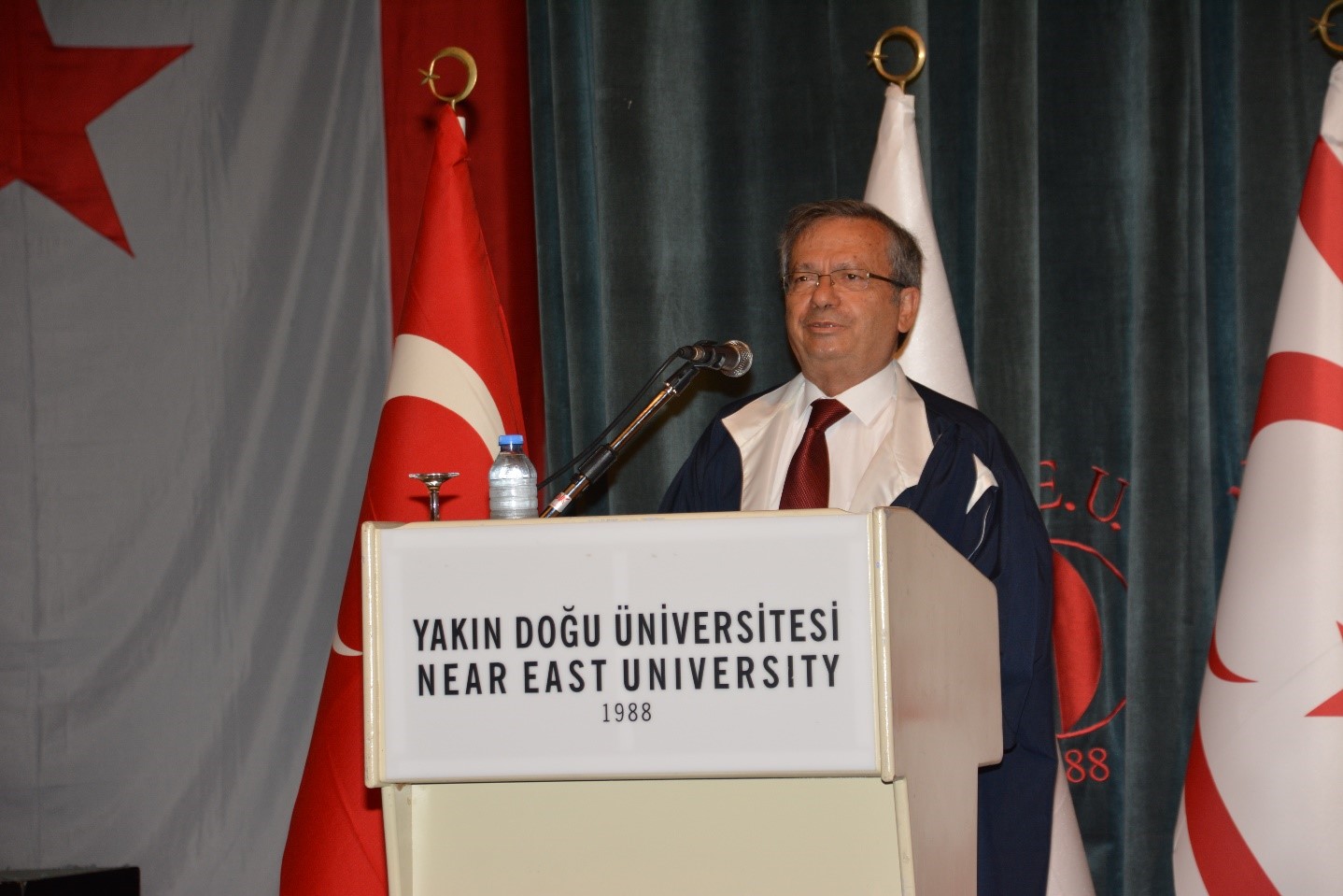 Yakın Doğu Üniversitesi Fen-Edebiyat Fakültesi Mezunları Düzenlenen Törenle Diplomalarını Aldı