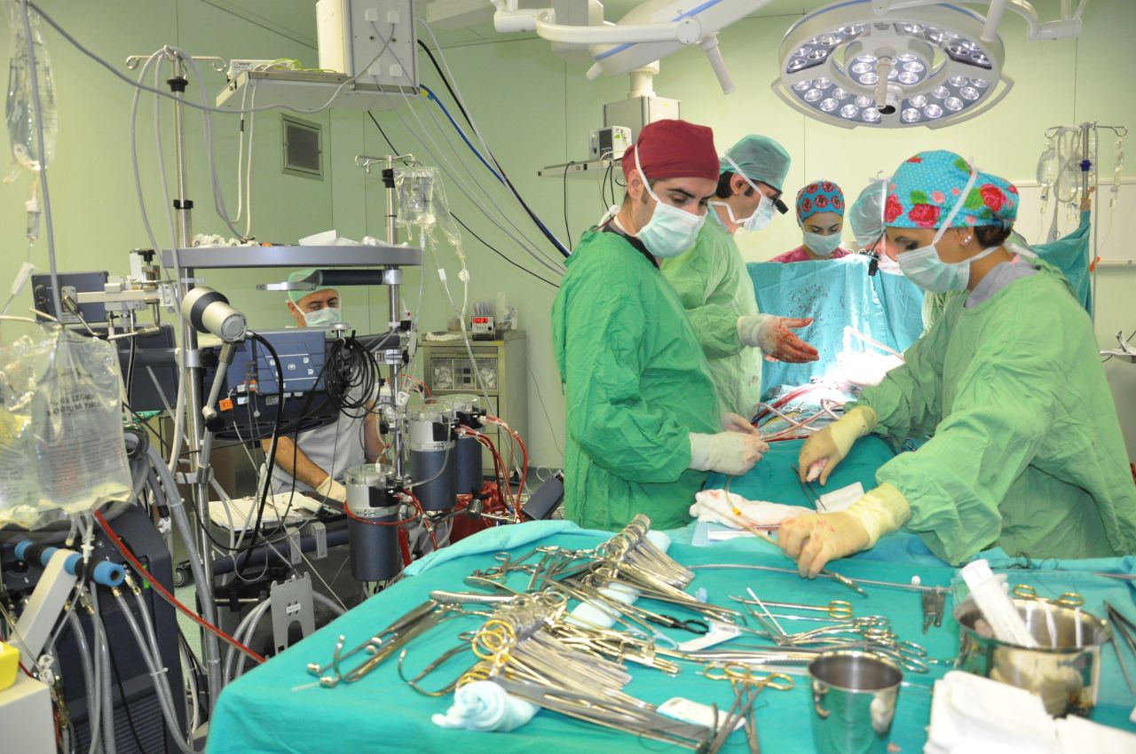 Stopping the brain blood circulation and cooling the body to temperature 17 °C, three delicate heart surgeries were performed on aortic arch simultaneously