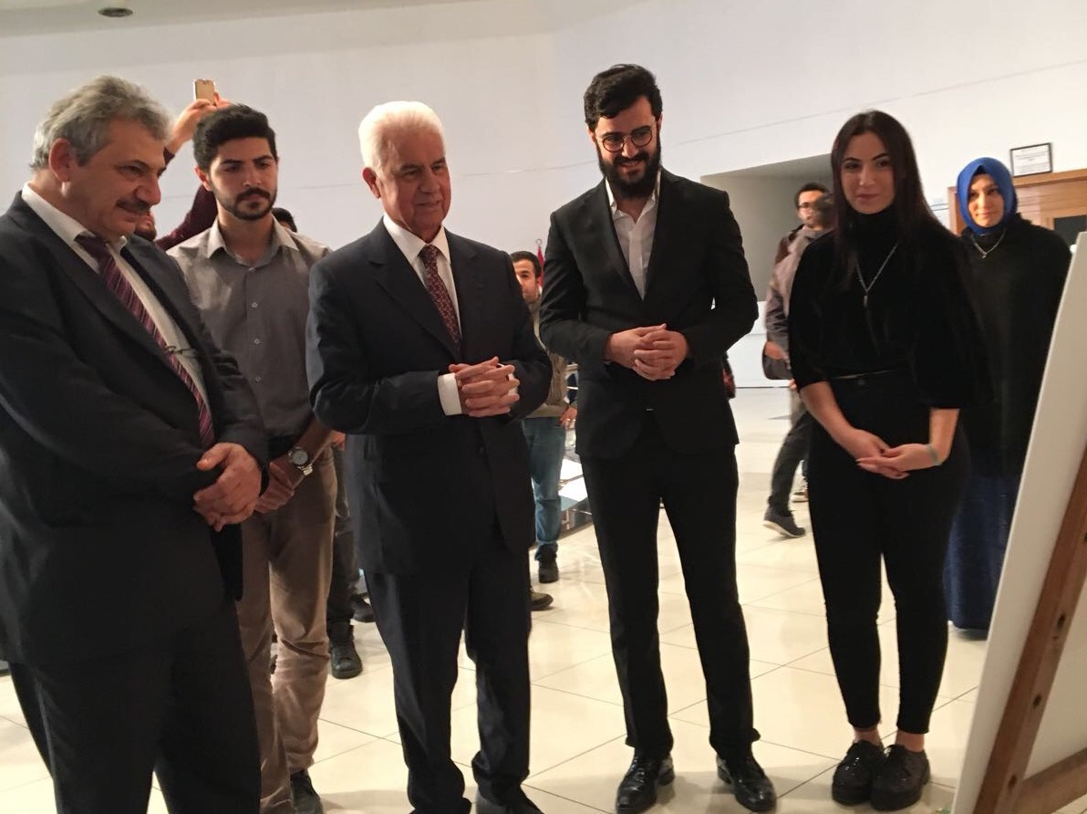 YDÜ Öğrenci Dekanlığı Sanat Kulübü ‘Hata Kimde’ Sergi ve Oyunu 3. Cumhurbaşkanı Dr. Derviş Eroğlu’nun Katılımı İle Gerçekleştirildi