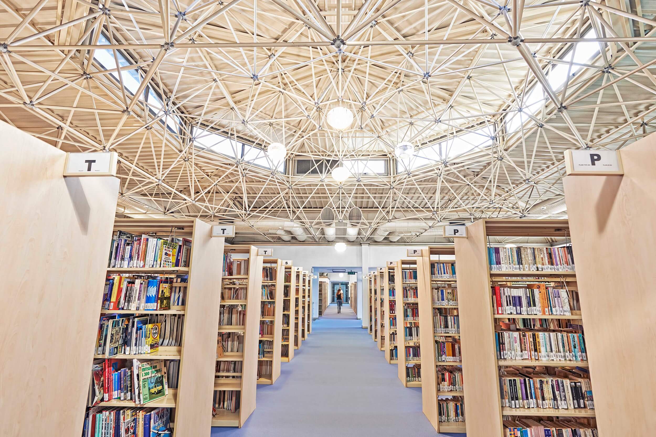 Yakın Doğu Üniversitesi Büyük Kütüphane’de Kitap Sayısı 2 Milyonu, Elektronik Makale Sayısı Da 550 Milyonu Aştı…