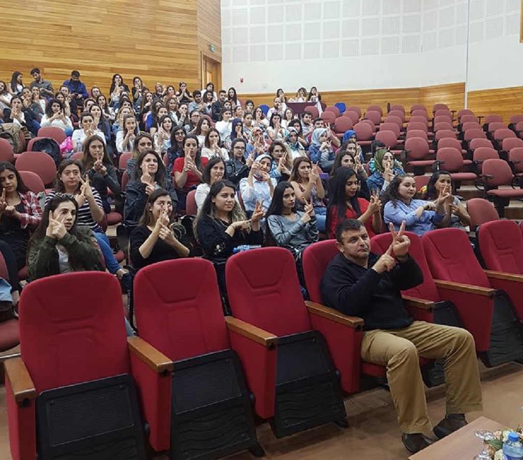 Yakın Doğu Üniversitesi Okul Öncesi Öğretmenliği Ana Bilim Dalı Öğretmen Adaylarına “İşaret Dili” Semineri Düzenledi