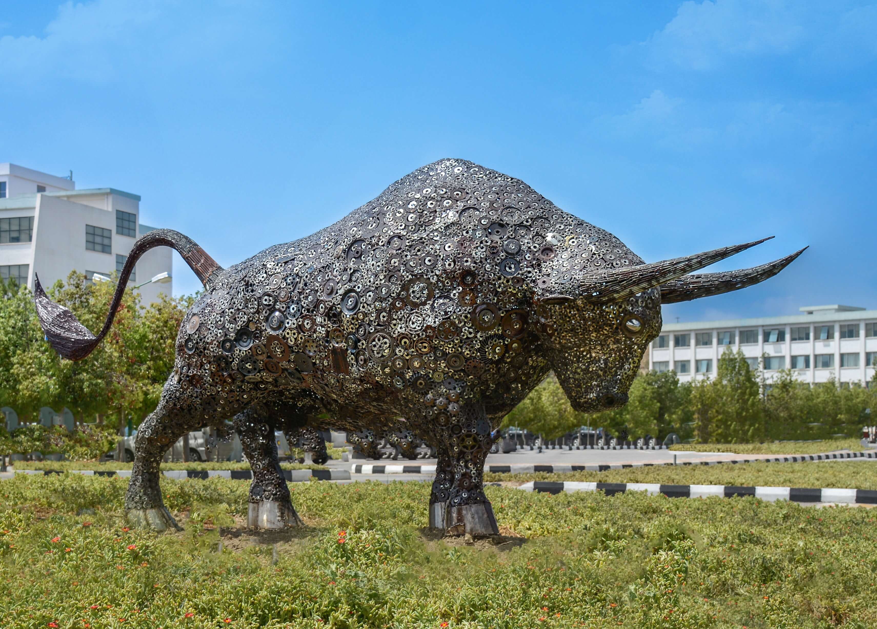 Hurdadan Sanat Eserine…10 Binlerce Parçadan Oluşan Metal Boğa Heykeli Yakın Doğu Üniversitesi Kampüsünde Sergileniyor.
