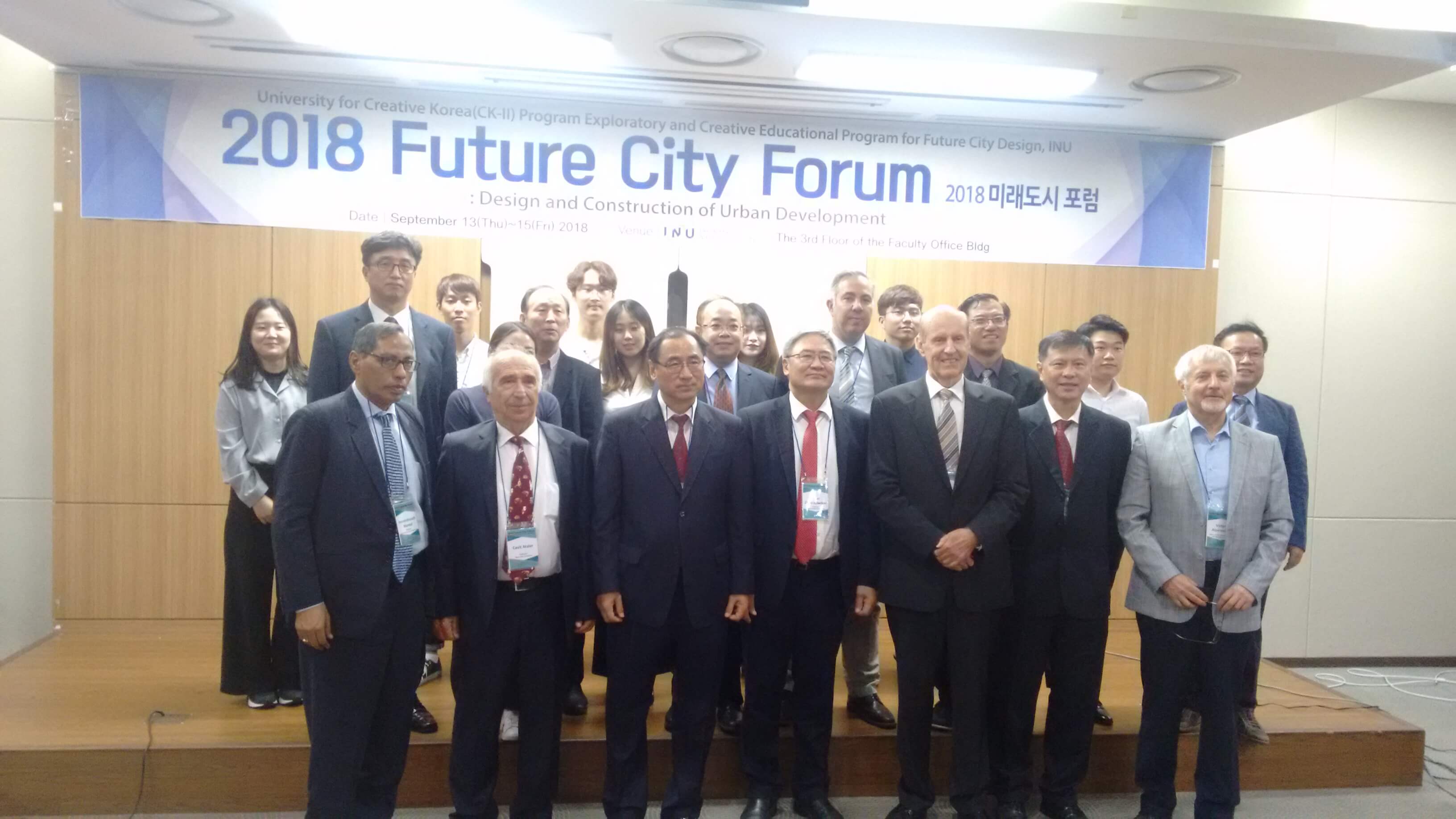 Yakın Doğu Üniversitesi Kore’de Düzenlenen 2018 Gelecek Şehir Forumu Sempozyumunda Ülkemizi Temsil Etti…