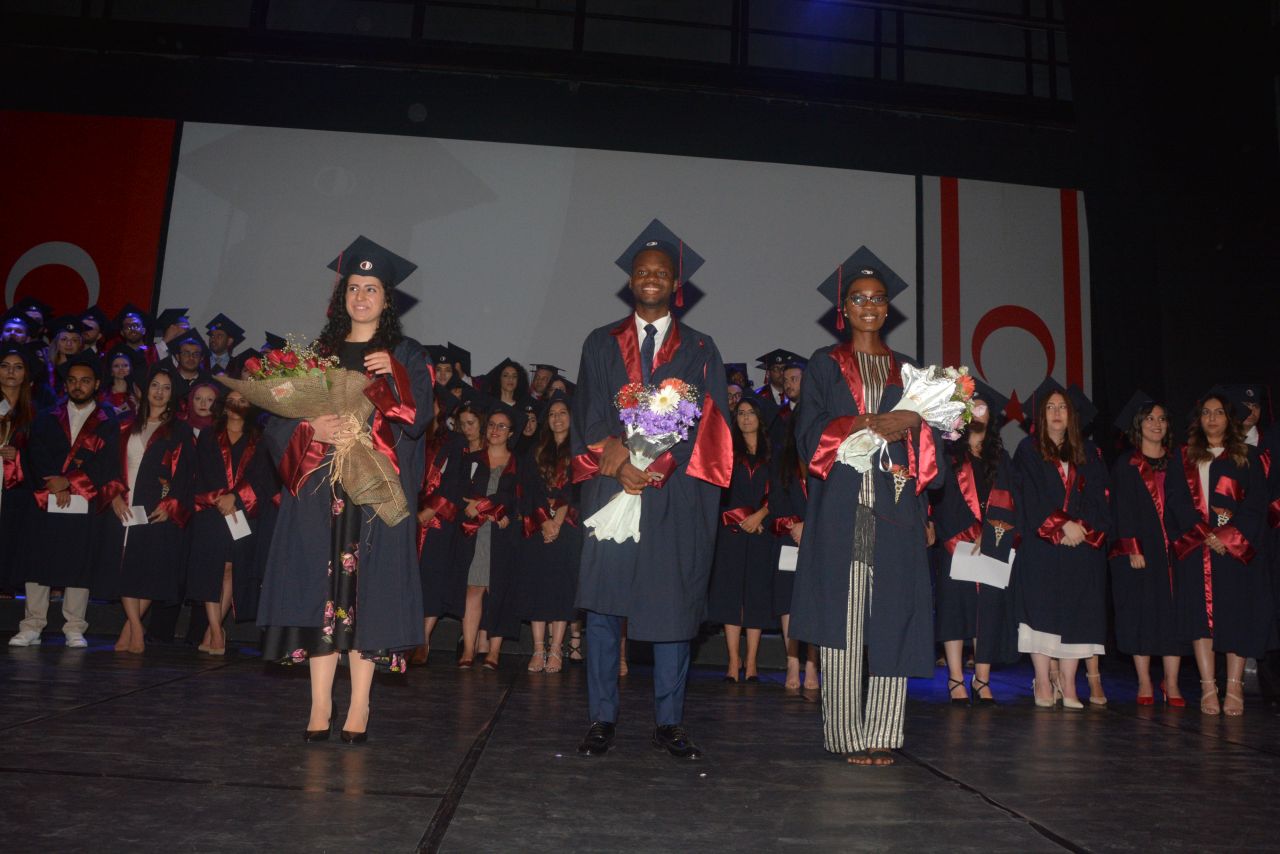 Genç Doktorların Gurur Günü… Yakın Doğu Üniversitesi Tıp Fakültesi Mezunları Hekim Andını Ederek Diplomalarını Aldı…