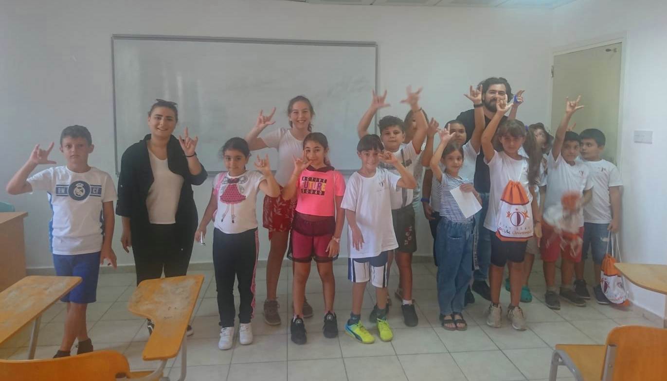 Özay Günsel Çocuk Üniversitesi Öğrencileri İşaret Dili Öğrenerek Örnek Bir Farkındalığa İmza Atıyor…