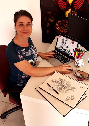 مساعد أكاديمي – فنان شاركت الأستاذة الدكتورة مايني أوكور أعمالها الفنية المصنوعة بتقنية سريغراف لدعم الكفاح ضد فيروس كورونا لمتحف قبرص للفنون الحديثة