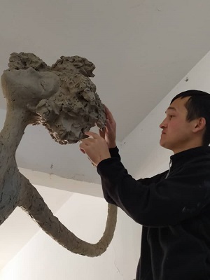 Специально для Кипрского Музея Современного Искусства скульптор Алтай Усенов поддержал борьбу с коронавирусом скульптурой лошади под названием «Наследие»