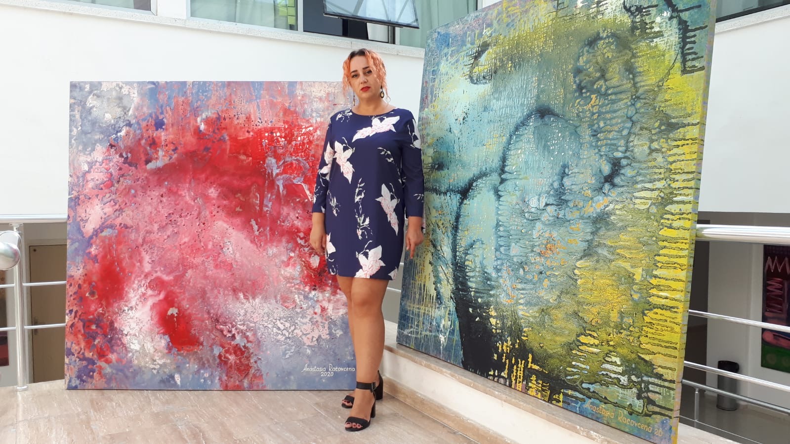 Sanatçı Anastasia Racovcena, Kıbrıs Modern Sanat Müzesi için “Müzik Yanılsamaların Kıyısı”, “«Rönesans»  Kabilesinin Totemleri” ve “Güneş Enerjisi ile Parlayan Kum” Adını Verdiği Eserleri Tuvaline Resmetti
