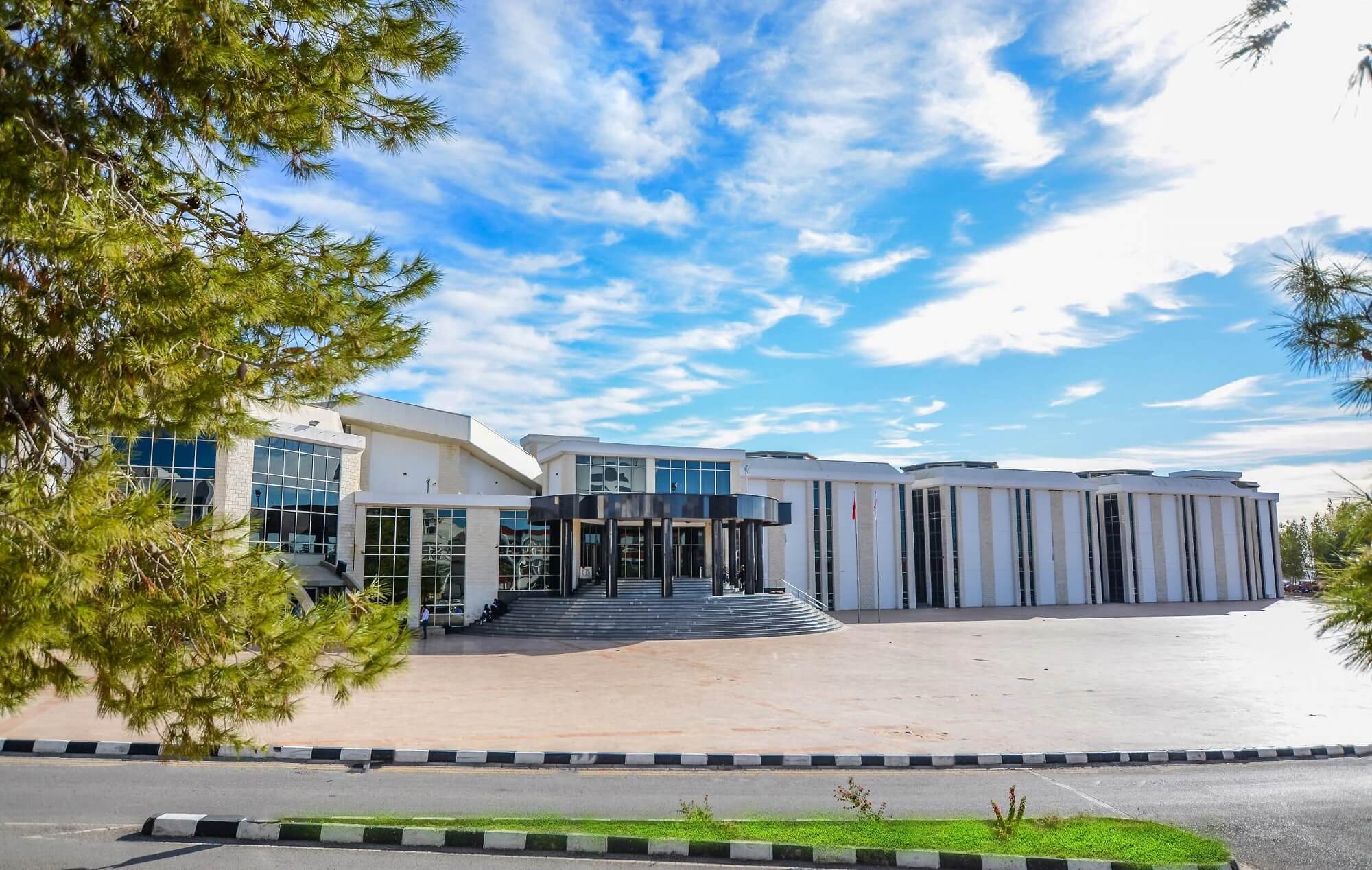 Yakın Doğu Üniversitesi Büyük Kütüphane’nin En Büyük Salonuna Günsel Aile Kurulu’nun Kararıyla Prof. Dr. Ümit Hassan Cumhuriyet Salonu Adı Verildi