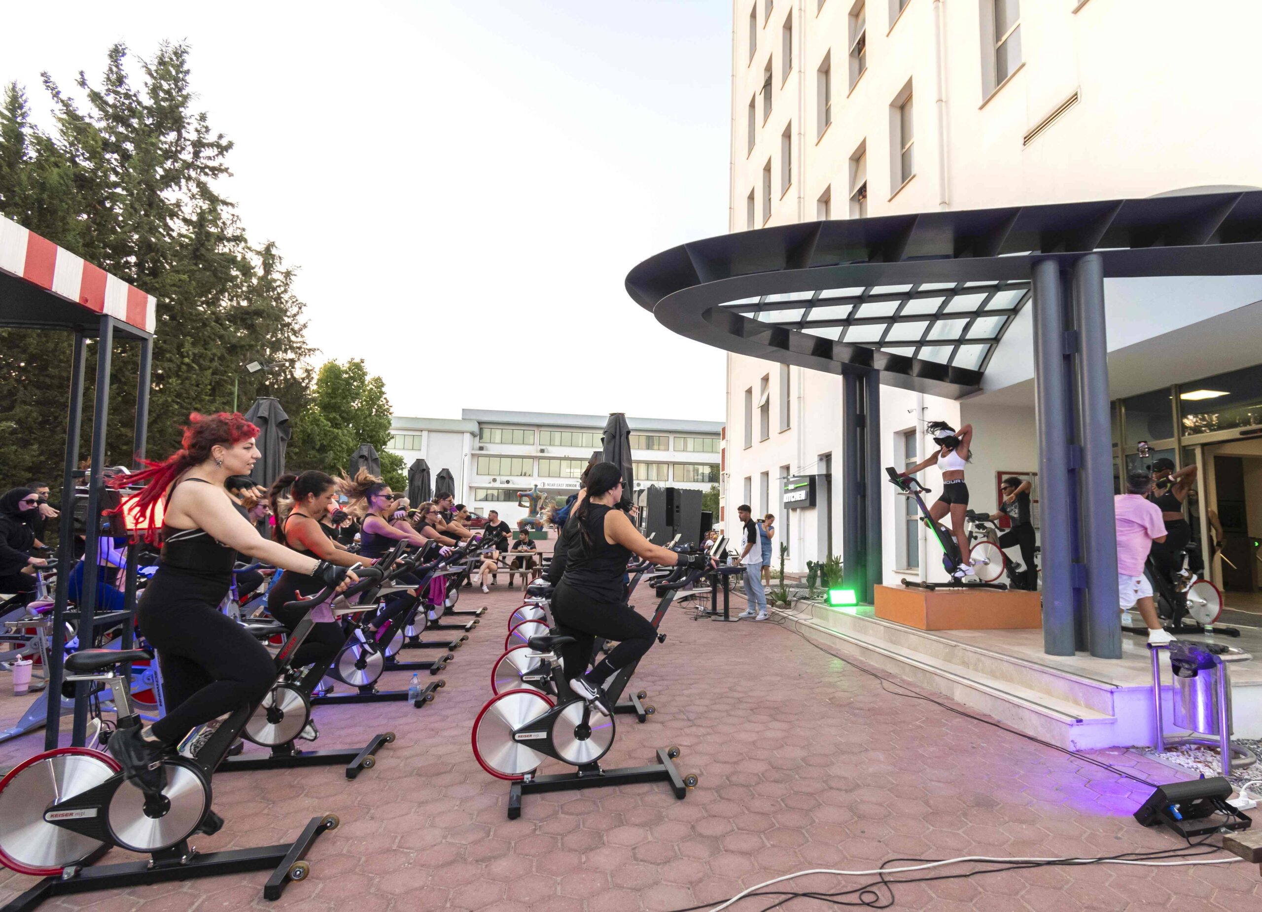 Yakın Doğu Spor Kulesi'nde Spinning Coşkusu Sokağa Taştı! – Near